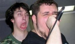 Người hát thì cười nhưng người nghe phải khóc