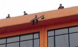 Vợ bỏ đi, chồng ôm con 4 tuổi lên nóc nhà đòi tự tử