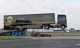 Thót tim với kỷ lục xe tải 16 tấn bay qua xe đua F1