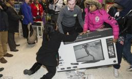 Chùm ảnh gây shock về cảnh giành giật trong ngày Black Friday