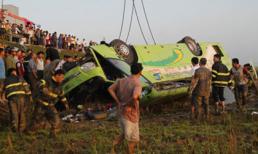 Xe khách lật ngửa trên ruộng, 1 người chết, 19 bị thương