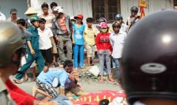 Cha con gào khóc bên thi thể vợ bị xe tải cán chết