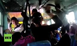 Hai chị em rút thắt lưng đánh lại tên 'dê xồm' trên xe buýt