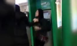 Cô gái bị 'xử lý' vì tội 'độc chiếm' cây ATM
