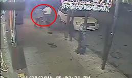 Ngáo đá người phụ nữ liên tục cầm dao hành hung người đi đường