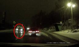 Cô gái suýt mất mạng khi qua đường