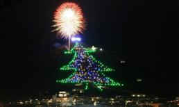 Choáng ngợp cây thông Noel nhân tạo cao bằng ngọn núi