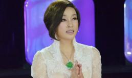 U60 Lưu Hiểu Khánh 'cưa sừng' với váy trắng tinh khôi