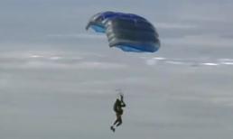 Thót tim với màn phụt lửa cháy dù