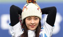 'Hoàng hậu Ki' xinh tươi như nữ sinh trên sân bóng