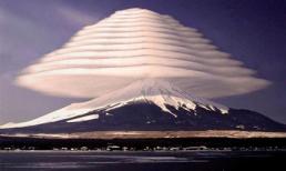 Thú vị hình ảnh núi Phú Sĩ 'đội nón'