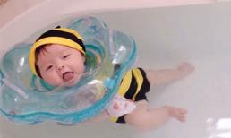 Con gái Elly Trần thích thú khi được 'tập bơi'