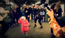 Bé gái nhảy múa đáng yêu ở bến tàu điện ngầm