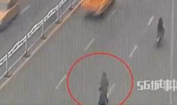 Cô gái lao đầu vào xe bus tự tử