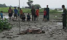 Thiếu niên lõa thể nằm chết trên vũng bùn
