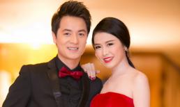 Vợ Đăng Khôi buông lơi vai trần gợi cảm bên chồng