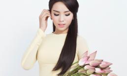 Hoa hậu Nguyễn Cao Kỳ Duyên đẹp nền nã với áo dài hoa sen