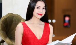 Trà Ngọc Hằng diện váy đỏ nổi bật giữa trời đông Hà Nội