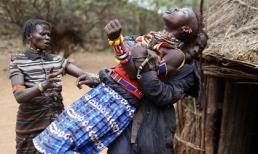 Kỳ lạ hủ tục 'bán' cô dâu đổi lấy... 20 dê và 3 lạc đà  