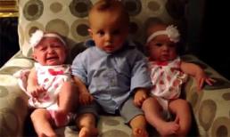 Cậu bé 'ngỡ ngàng' khi ngồi giữa cặp song sinh