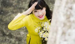 Vẻ đẹp rạng rỡ của hoa khôi Hà Nội bên cúc họa mi