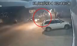 Xe máy chạy ngược chiều bị ô tô đâm tan nát