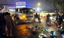 Mẹ gào khóc trước thi thể em học sinh lớp 6 bị xe chở rác cán tử vong