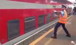 Chàng trai vừa làm vừa 'tung tăng nhảy múa' cực hài