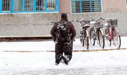 Nam thanh niên quỳ gối, bật khóc cầu xin bạn gái tha lỗi