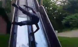 Khi thanh niên cứng chơi cầu trượt