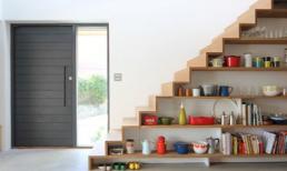 Tận dụng gầm cầu thang vừa lưu trữ vừa trang trí nhà