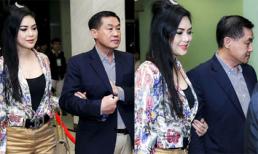 Bố mẹ chồng Hà Tăng tay trong tay đi ủng hộ Mr. Đàm