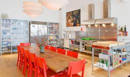 Sáng bừng không gian sống với nội thất ghế đỏ