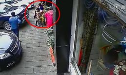 Nghẹn đắng cảnh bà mẹ trẻ che chở cho con trước xe mất lái