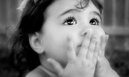 Con đẹp như hoa hậu nhờ mẹ khéo chăm từ nhỏ