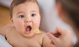 Những trường hợp mẹ không được cho trẻ ăn trứng