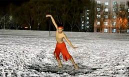 Cởi trần nhảy múa giữa trời -26 độ C để mừng sinh nhật bạn gái