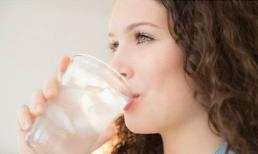 Thời điểm thích hợp nên uống nước lạnh và nước ấm