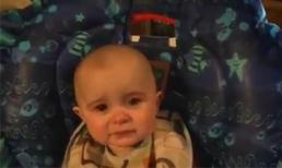 Bé cảm động đến rơi lệ khi nghe mẹ cất tiếng hát