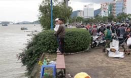 Cô gái 18 tuổi khóc xin người yêu đừng nhảy cầu