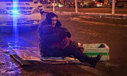 Ông lão ngồi ôm xác vợ suốt 2 tiếng dưới cái lạnh -24 độ C