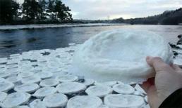 Băng tuyết kết hình chiếc đĩa trên mặt sông