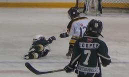 Hình ảnh đáng yêu của cô bé 4 tuổi giúp đỡ đối thủ bị té ngã