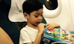 Subeo hào hứng bóc đồ chơi trên máy bay ra Hà Nội