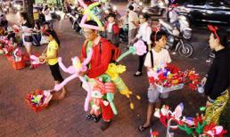 Đồ chơi Noel lấp lánh sắc màu khắp hè phố Sài Gòn