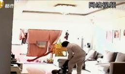 Phẫn nộ video bảo mẫu tát liên tiếp vào mặt bé trai