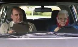 'Vỡ mật' khi ngồi sau vô lăng của bà cụ