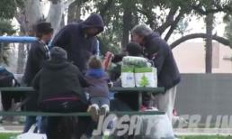 Lòng tốt của người đàn ông vô gia cư khiến hàng triệu người xúc động