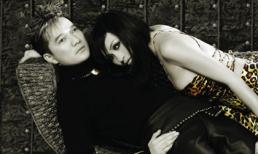 Tình bạn sớm nắng chiều mưa của ca sĩ Việt