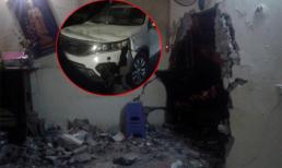 Hà Nội: “Xế hộp” đâm thủng tường nhà văn hóa trong đêm